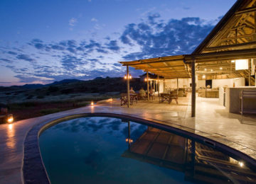 3 DamaralandCamp_Luxusreise_Namibia_Luxussafari_Pool©Wilderness Safaris_Dana Allen