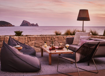 Pershing Yacht Terrace Lounge mit Blick auf das Meer ©7Pines Resort Ibiza