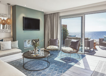 Cliff Suite Duplex Deluxe Wohnzimmer mit Meerblick ©7Pines Resort Ibiza