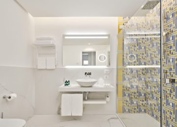 Badezimmer ©The Britannique Naples, Curio Collection by Hilton, Neapel
