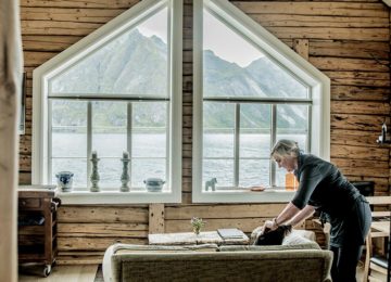 Enjoy incredible views of the Reinefjord from the Sakrisøy Rorbuer restaurant. Photo © Thomas Rasmus Skaug – VisitNorway.com