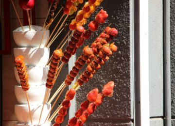 Sugar-coated Haws on a Stick, Traditionelles Essen, China, Asien