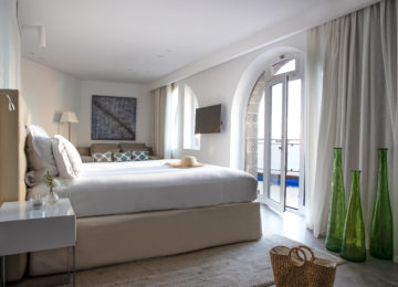 Jumeirah-Port-Soller-Mar-Blau-Signature-Suite-Bedroom-Room-King-Sized-Bed-Sea-Ocean-View