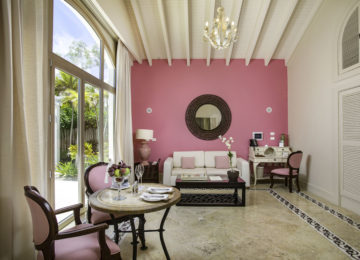 Luxury-Pool-Family-Suite_Living-Room_0756