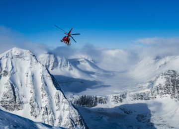 Heli skiing Niehku Mountain Villa_photo Mattias Fredriksson