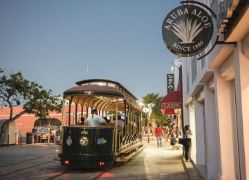 Oranjestad Straßenbahn in der Nacht ©Manchebo Beach Resort & Spa