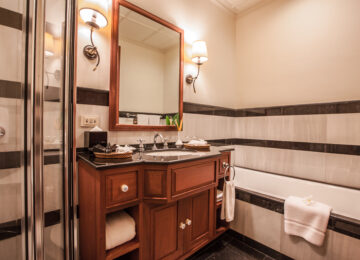 Settha Palace Deluxe Bathroom 2