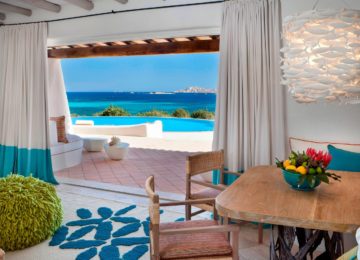 Villa Smeralda Wohnzimmer und Blick auf die Terrasse©Hotel Romazzino