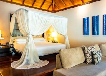 deluxe-beachfront-bed©Hilton Seychelles Labriz Resort & Spa