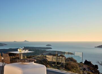 Luxus Villa Terrasse mit Blick auf die Caldera ©Katikies Chromata Santorini