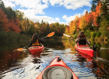 Kayaking in autumn colours, Luxusreise Kanada