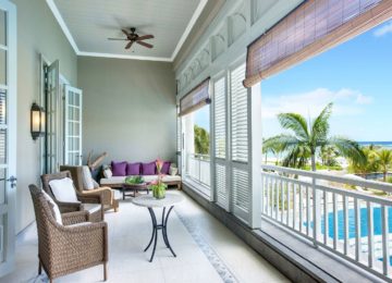 Terrasse mit Blick auf den Pool und den Ozean ©JW Marriott Mauritius Resort