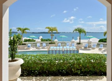 Terrasse mit Blick auf den Ozean ©Rosewood Bermuda