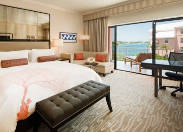 Luxus Schlafzimmer mit Blick auf das Meer ©Hamilton Princess & Beach Club – A Fairmont Managed Hotel